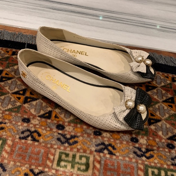 CHANEL Shoes - Chanel Pearl beige/black CC Bow Ballerina Flats, size 37.5, USA 6.5, 7, …